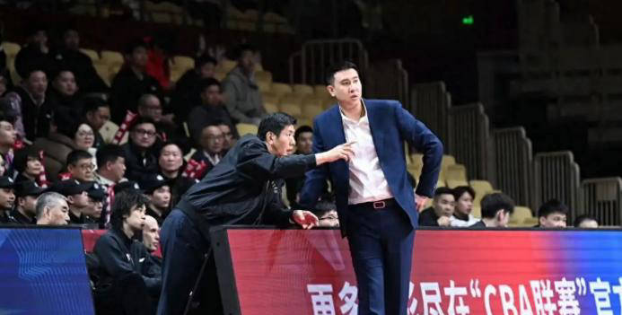 包含利沃诺球员轮换频繁，主帅调整阵容寻找最佳组合的词条