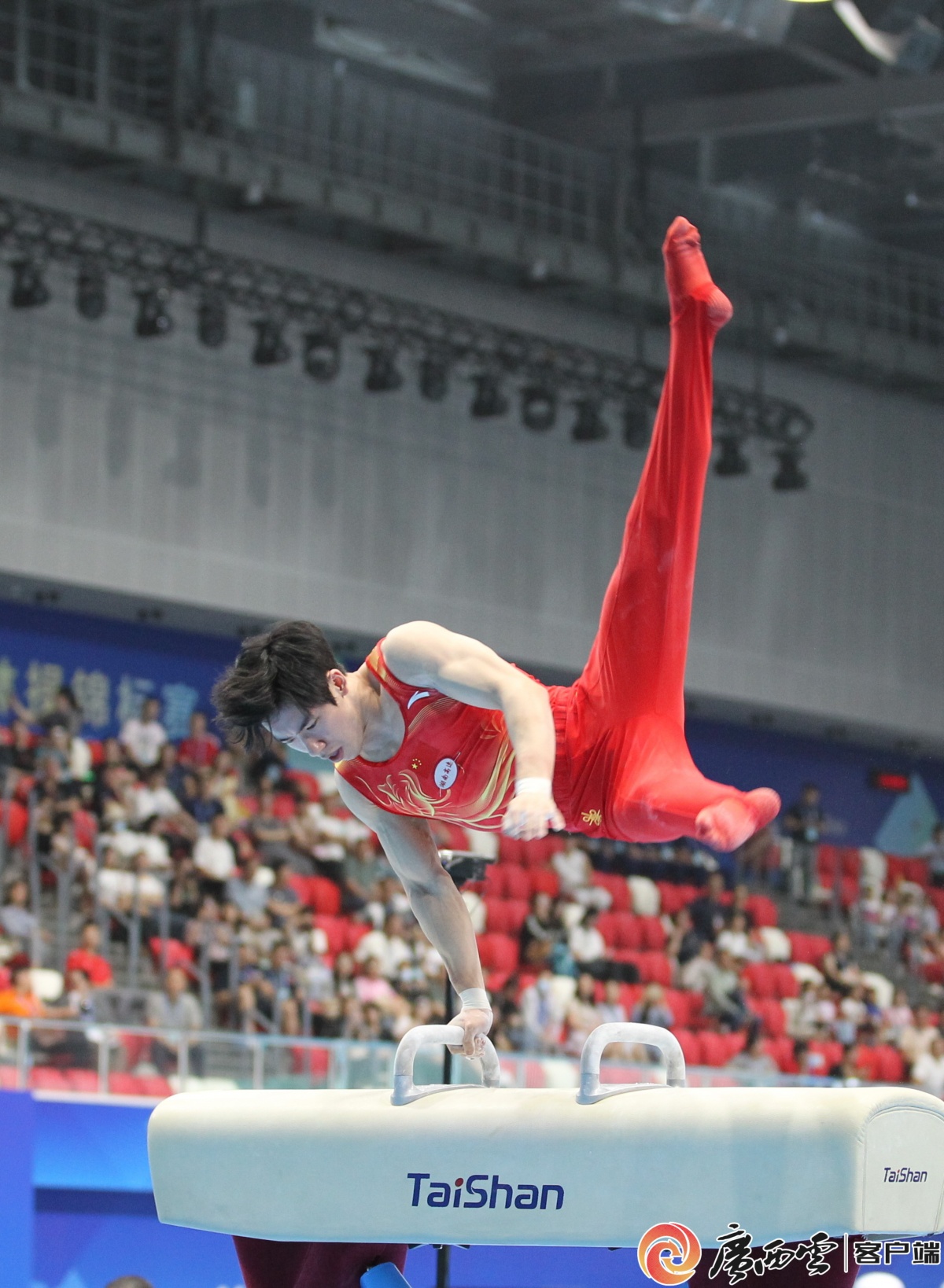 体操选拔赛决战，选手技艺精湛