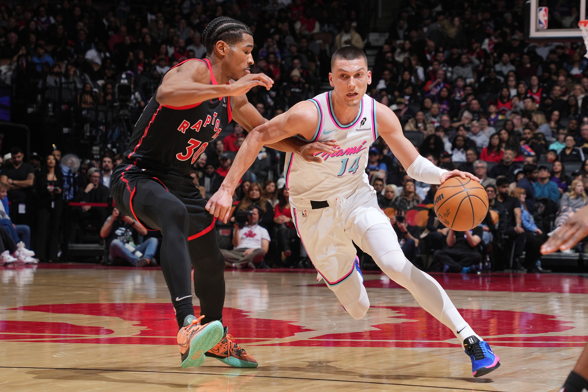 包含马刺击败活塞，吉诺比利砍下27分的词条