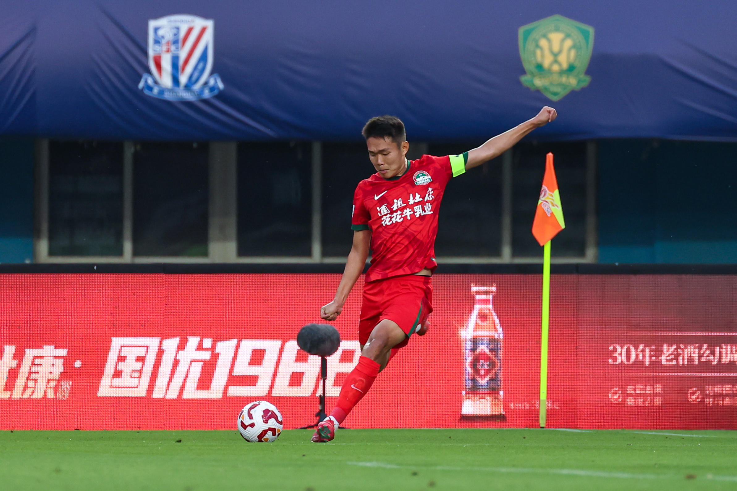 球队逆转胜利，球迷尖叫欢呼