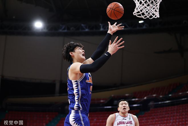 雄鹿逆转广州队，王哲林统治全场