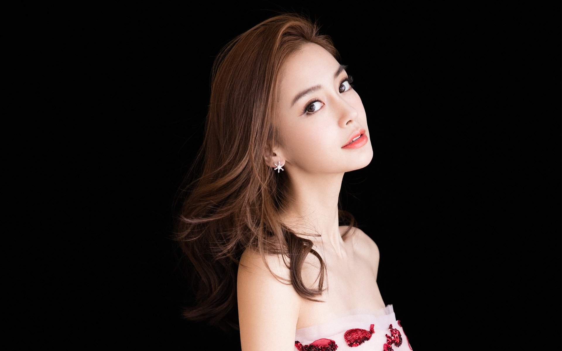 双线激战,F1新赛季揭幕战悬念引爆,灰熊逆袭热火再掀篮球风暴